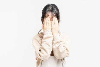 photo
femme se cachant derrière ses mains