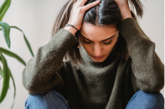 femme se tenant la tête