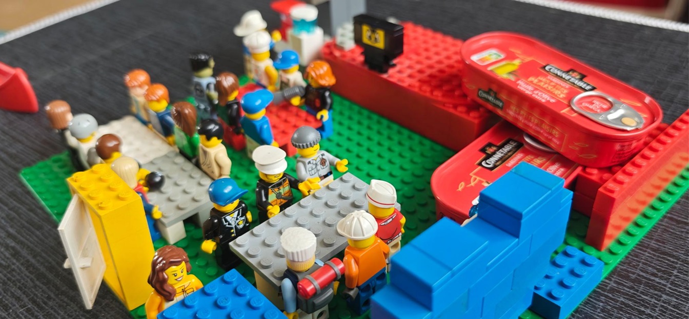 Illustration en lego des salariés serrés comme des sardines sur le site New Lannion