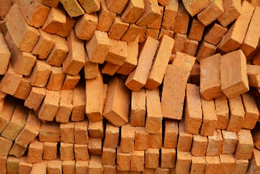 Une image contenant un empilage de blocs de bois