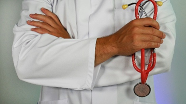 photo
buste d'un médecin, un stéthoscope à la main