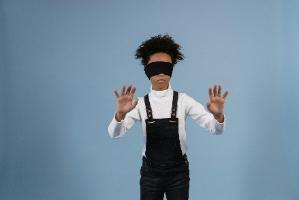 photo
femme, les yeux bandés, cherchant sont chemin