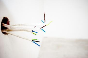 photo d'une boite d'encastrement avec des fils électriques reliés à rien